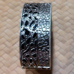 VINTAGE Women's Hinged Metal Cuff Bracelet - Black & Silver Graphic Design